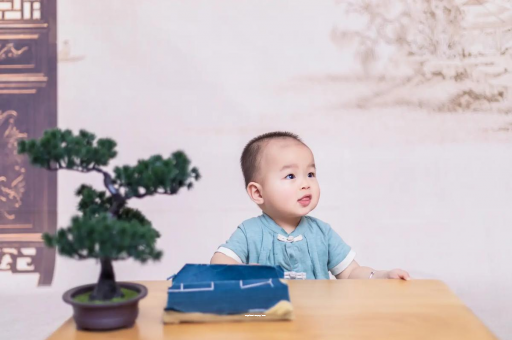 和县怀孕肚子中间凹两边凸